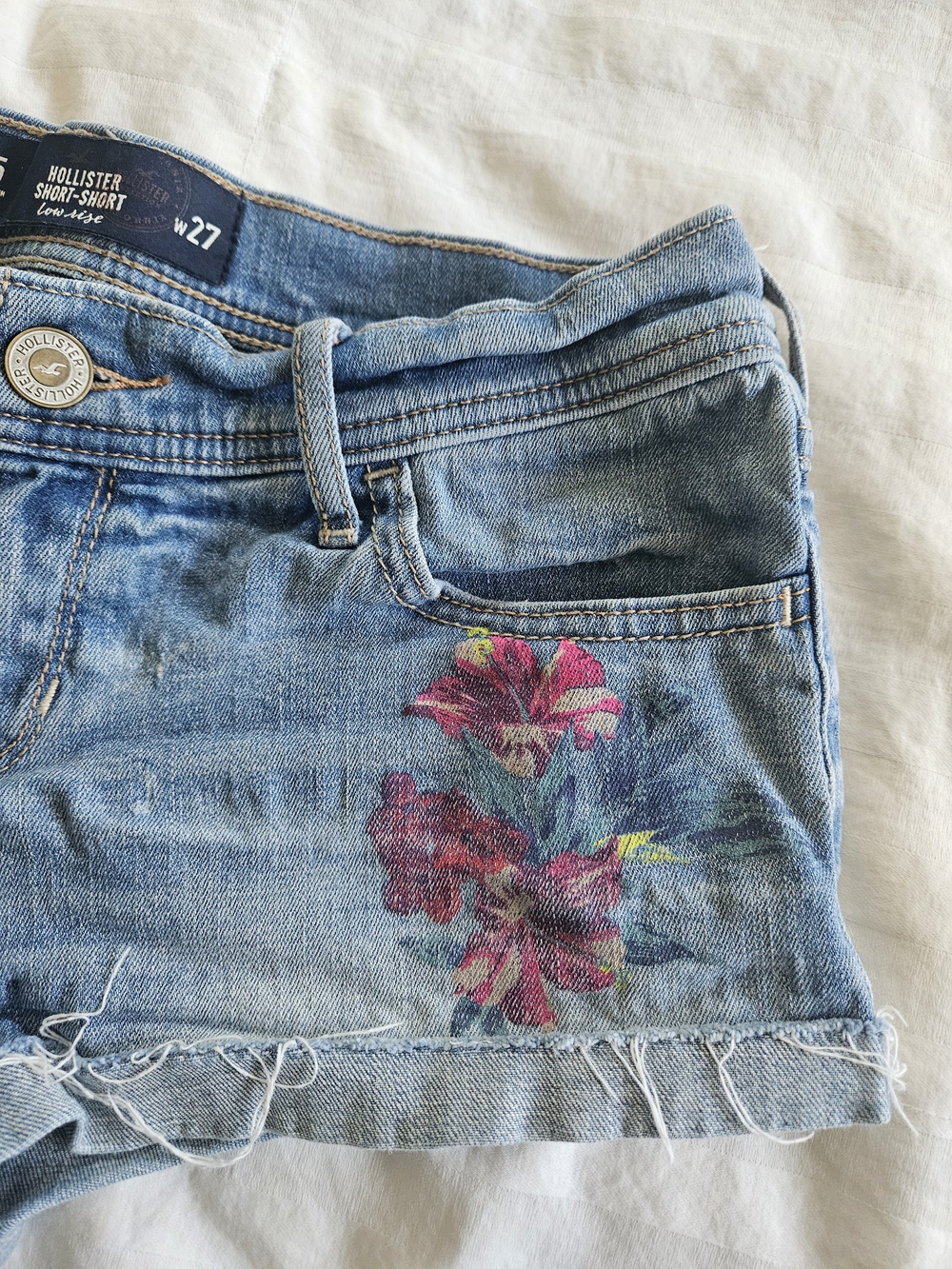 🦋Hollister Classic Tropical Flower On Denim Low-Rise Jean Short-Short Size 5 - Picture 2 of 3